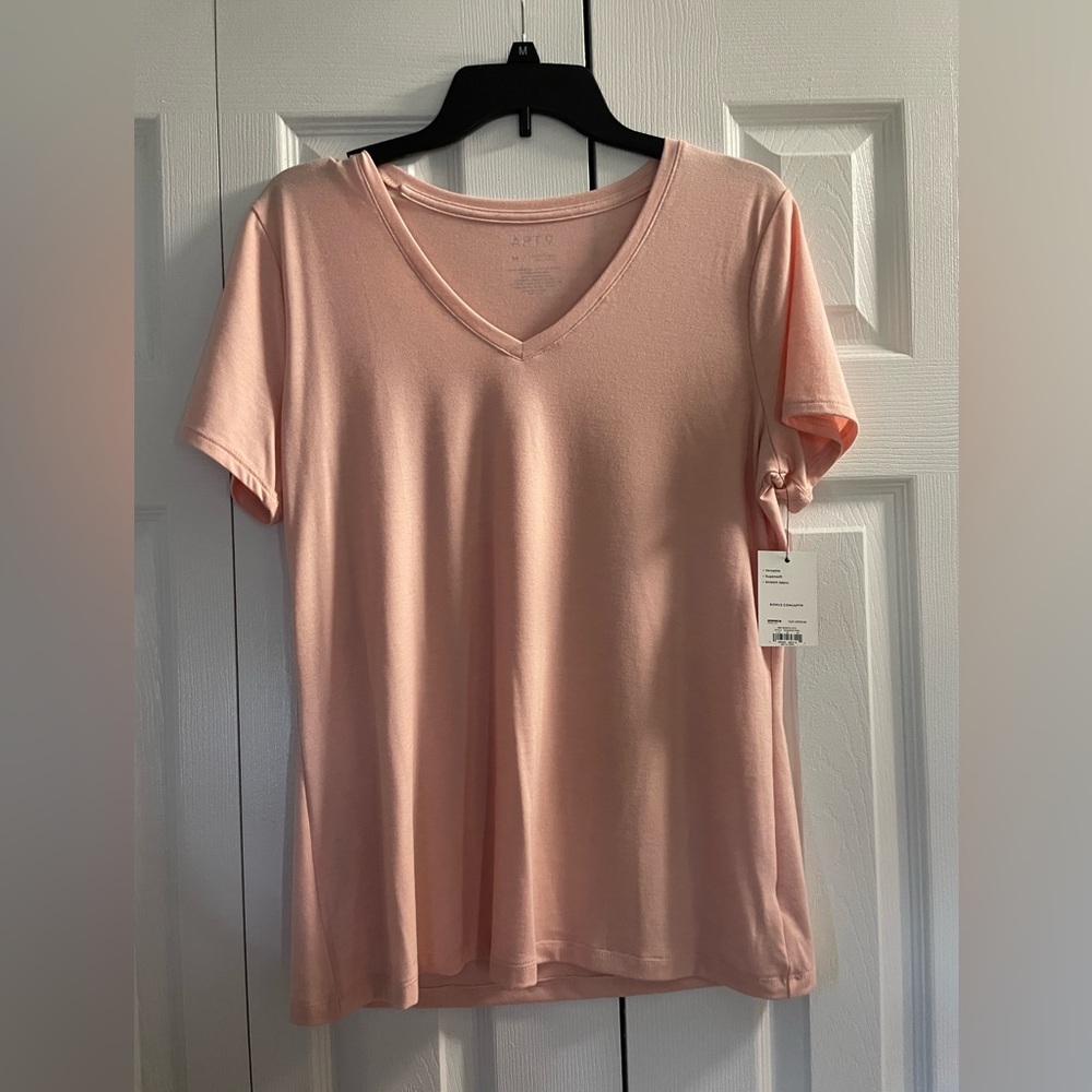 Apt 9 Women’s Medium V Neck TShirt NWT- Pink